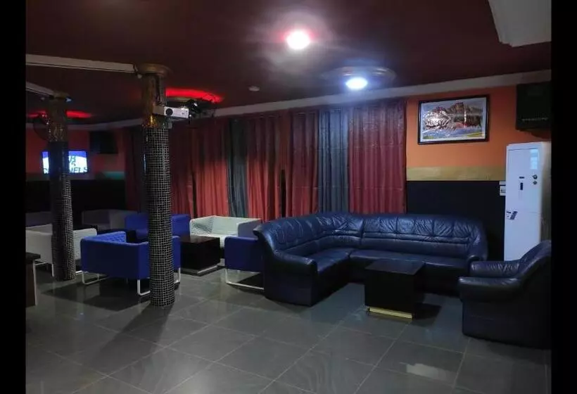 پانسیون Room In Guest Room   Deluxe Twin Beds That Sleeps 3 In Royal Blue Guest House And Bar