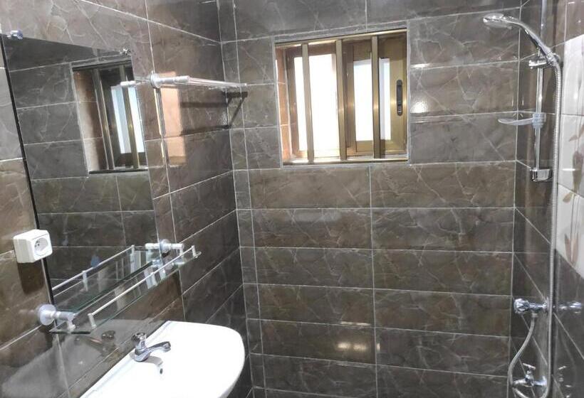 پانسیون Room In Guest Room   Deluxe Twin Beds That Sleeps 3 In Royal Blue Guest House And Bar