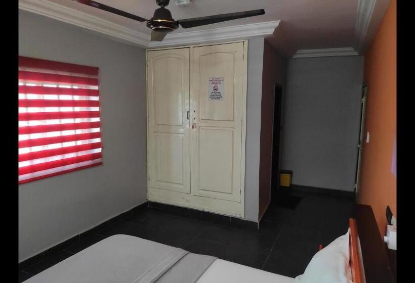 پانسیون Room In Guest Room   Deluxe Twin Beds That Sleeps 3 In Royal Blue Guest House And Bar