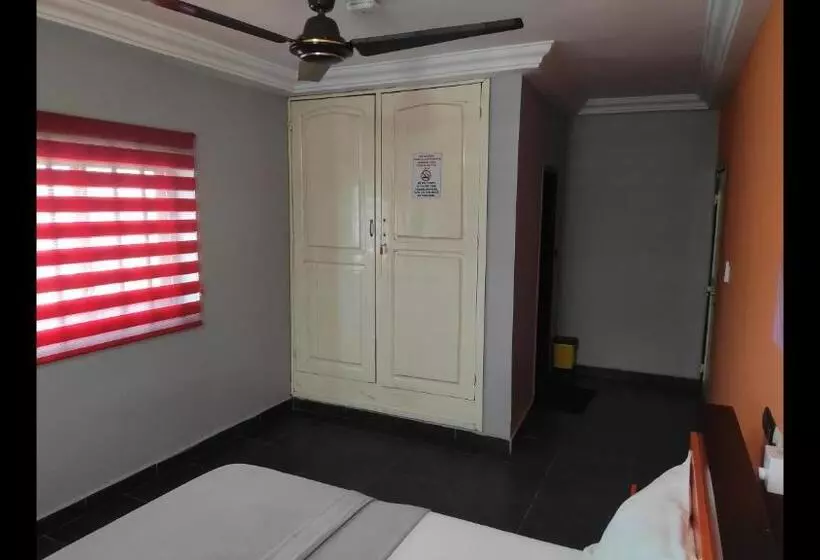 پانسیون Room In Guest Room   Deluxe Twin Beds That Sleeps 3 In Royal Blue Guest House And Bar