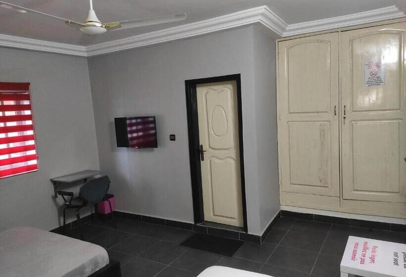 پانسیون Room In Guest Room   Deluxe Twin Beds That Sleeps 3 In Royal Blue Guest House And Bar