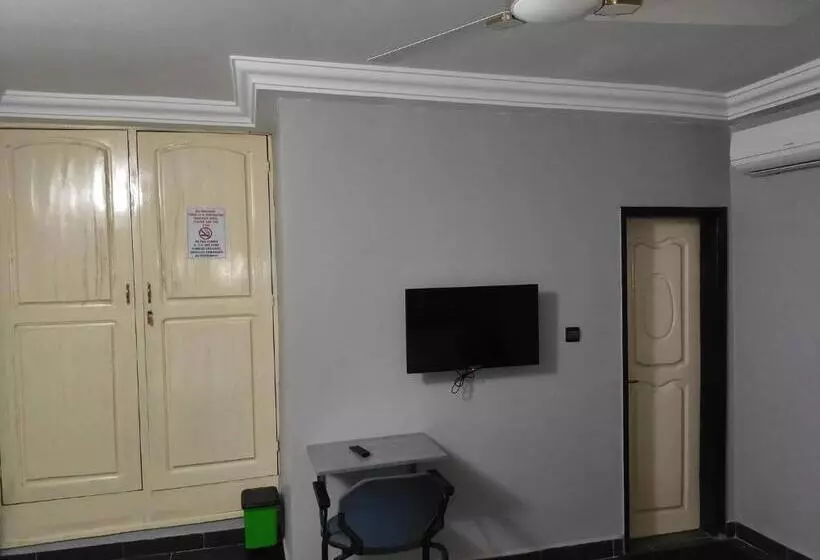 پانسیون Room In Guest Room   Deluxe Twin Beds That Sleeps 3 In Royal Blue Guest House And Bar