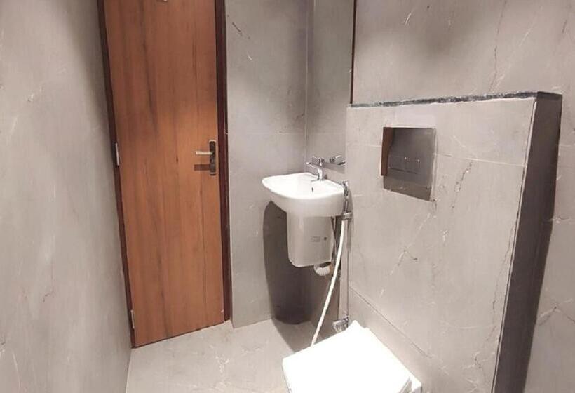 Staymaker Hotel Mohan Palace