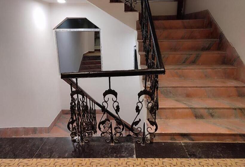 Staymaker Hotel Mohan Palace