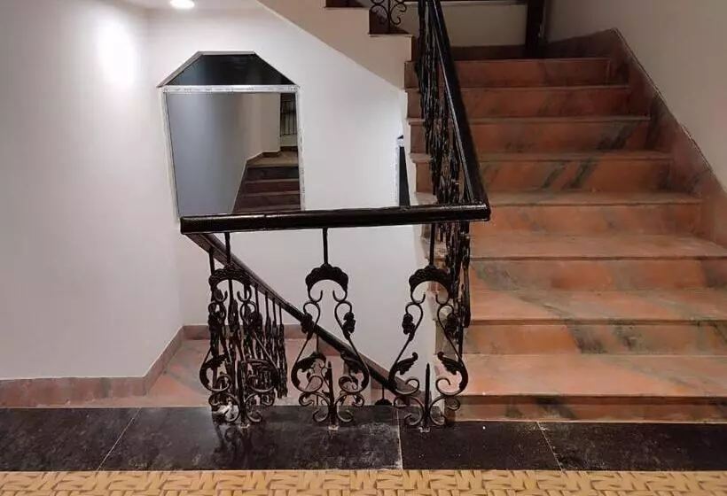 Staymaker Hotel Mohan Palace