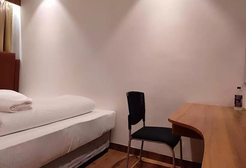 Staymaker Hotel Mohan Palace