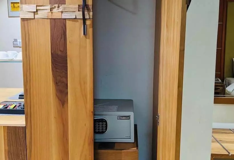 هتل T E L E By Summerset Continental