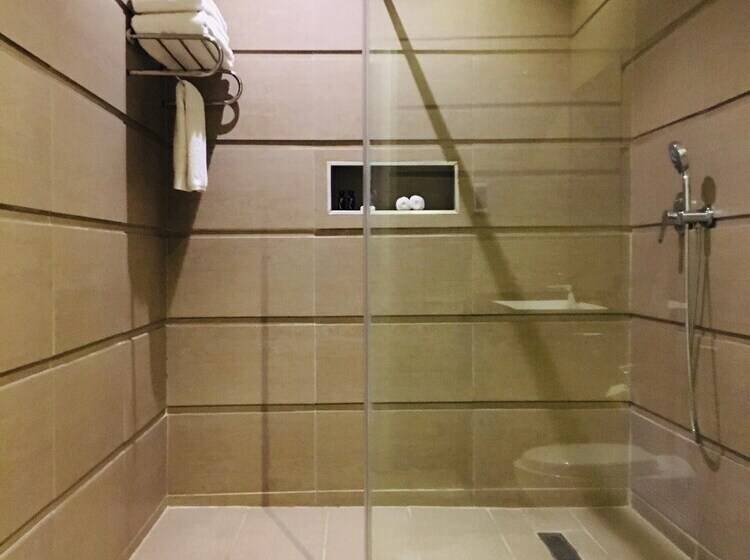 هتل T E L E By Summerset Continental