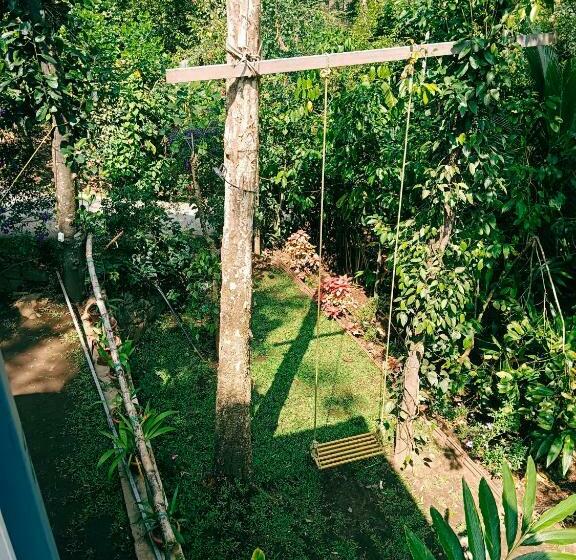 ホテル The Wayside Cottage Munnar