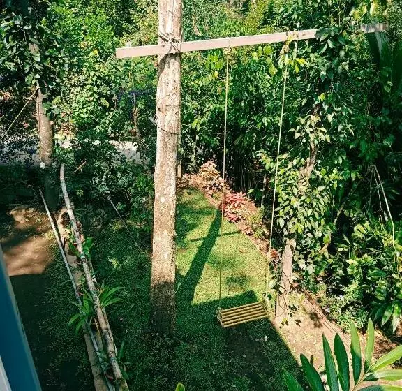 Hotelli The Wayside Cottage Munnar
