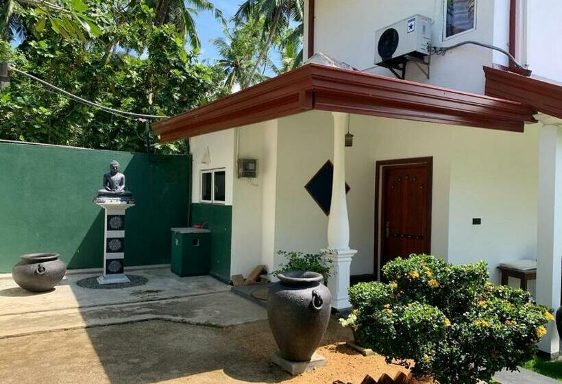 Bed and Breakfast Bentota Villa