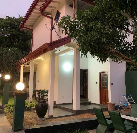 Bed and Breakfast Bentota Villa
