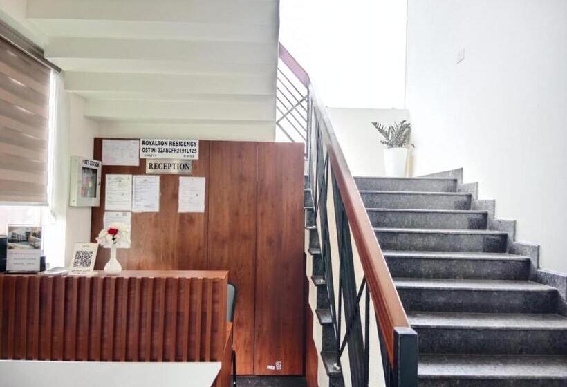 فندق Royalton Residency