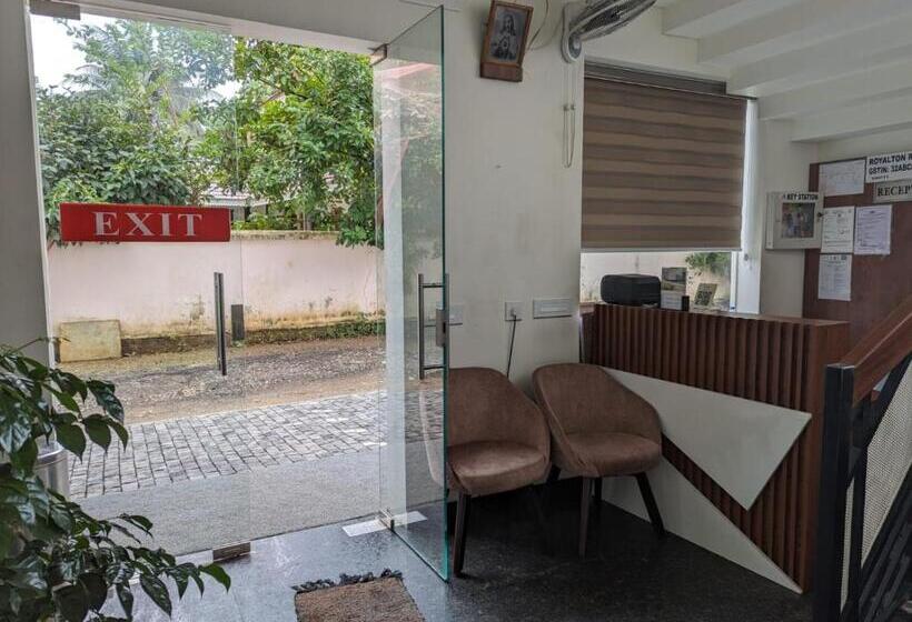 בית מלון כפרי Royalton Residency