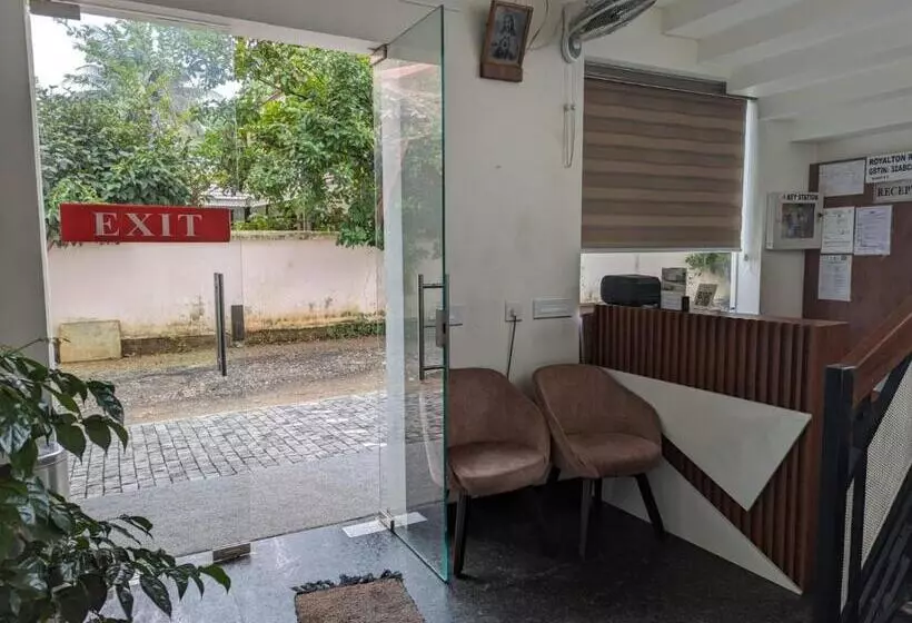 Hotelli Royalton Residency