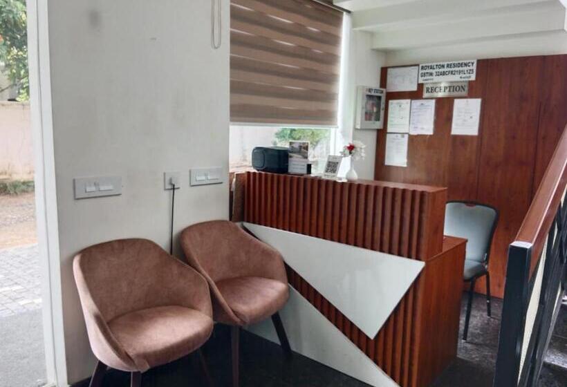 בית מלון כפרי Royalton Residency