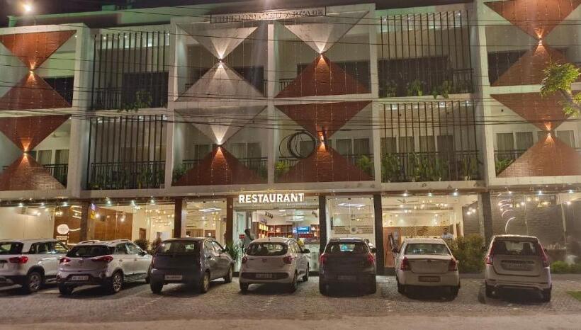 فندق Royalton Residency