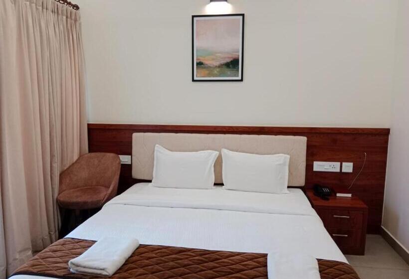 בית מלון כפרי Royalton Residency