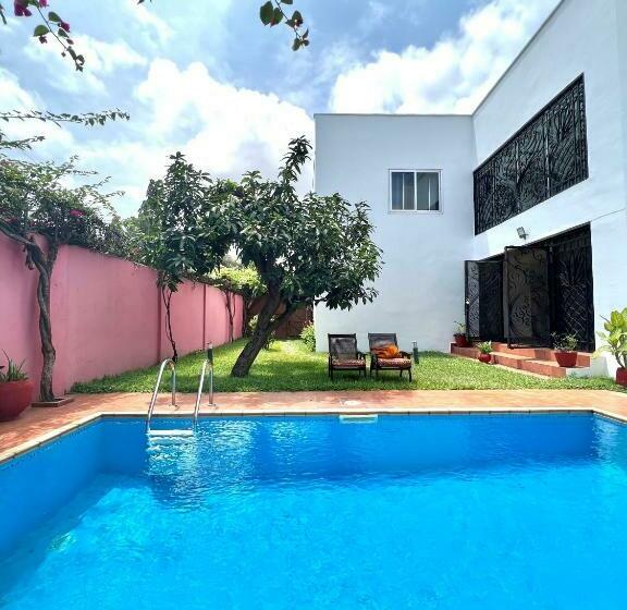 بنسيون The Dzorwulu Castle A Villa With Private Rooms