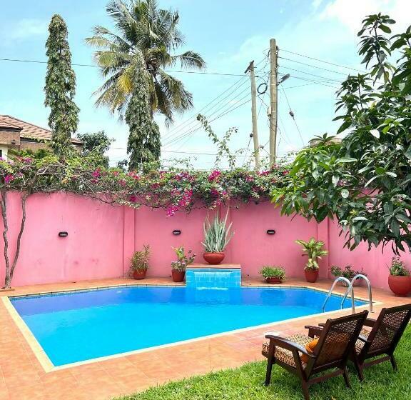 بنسيون The Dzorwulu Castle A Villa With Private Rooms