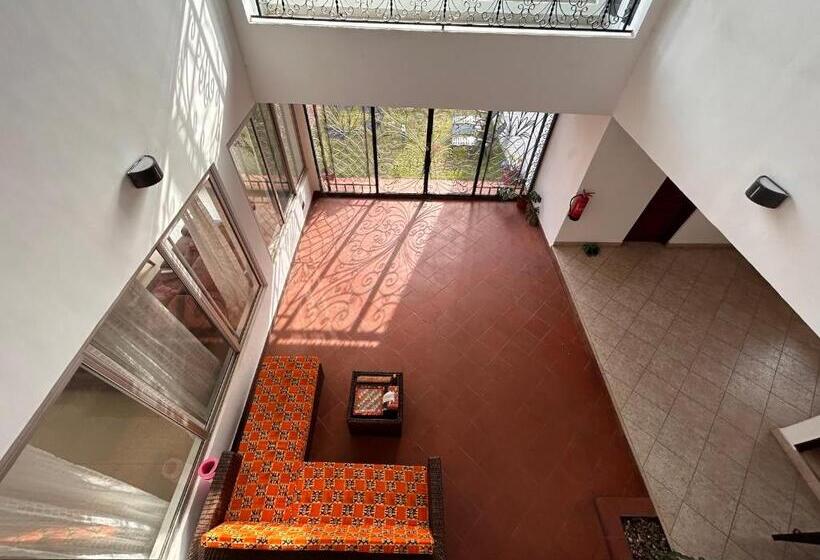 بنسيون The Dzorwulu Castle A Villa With Private Rooms