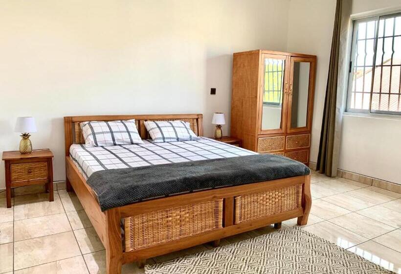 بنسيون The Dzorwulu Castle A Villa With Private Rooms