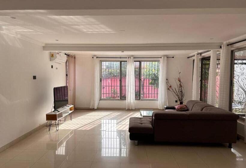 بنسيون The Dzorwulu Castle A Villa With Private Rooms