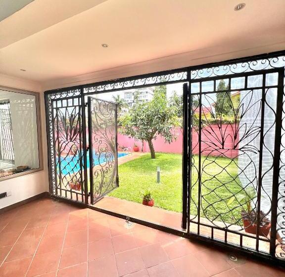 بنسيون The Dzorwulu Castle A Villa With Private Rooms