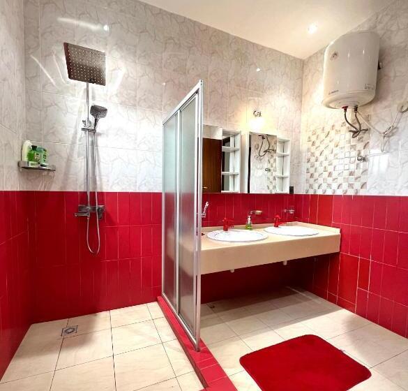 بنسيون The Dzorwulu Castle A Villa With Private Rooms