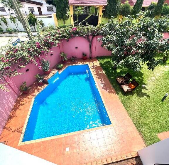 بنسيون The Dzorwulu Castle A Villa With Private Rooms