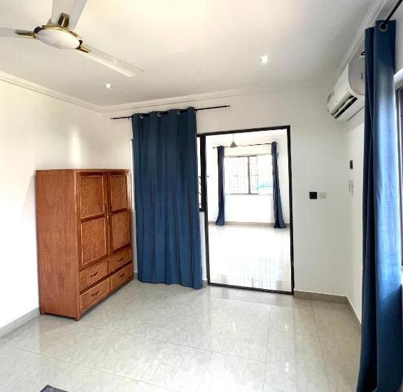 بنسيون The Dzorwulu Castle A Villa With Private Rooms