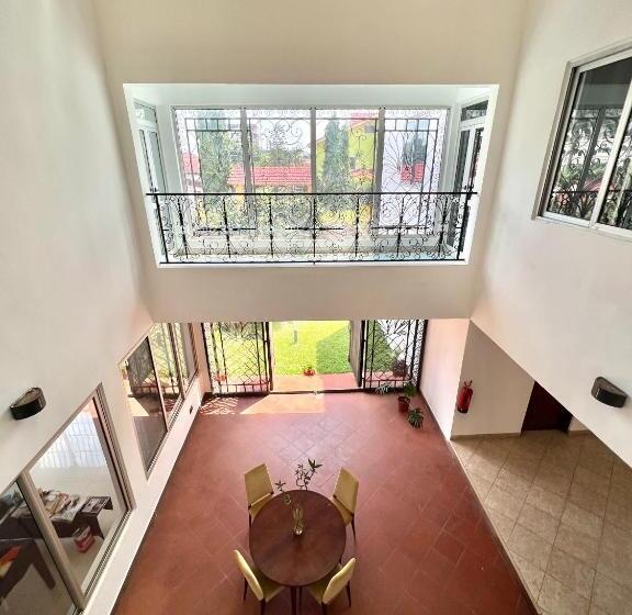 بنسيون The Dzorwulu Castle A Villa With Private Rooms