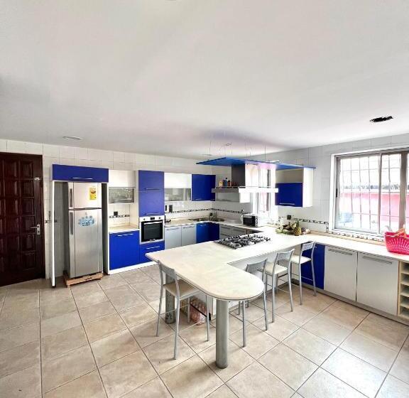 بنسيون The Dzorwulu Castle A Villa With Private Rooms