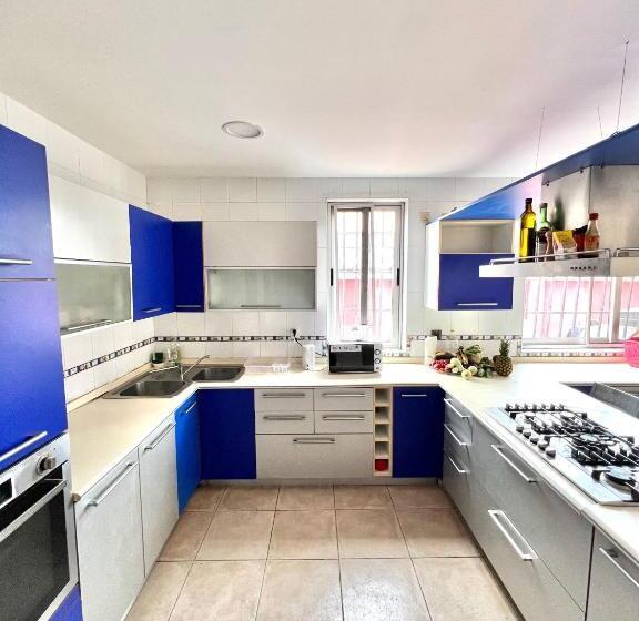 بنسيون The Dzorwulu Castle A Villa With Private Rooms