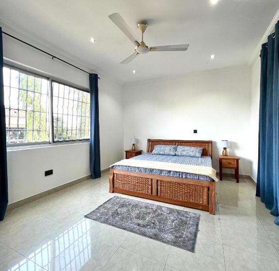 بنسيون The Dzorwulu Castle A Villa With Private Rooms