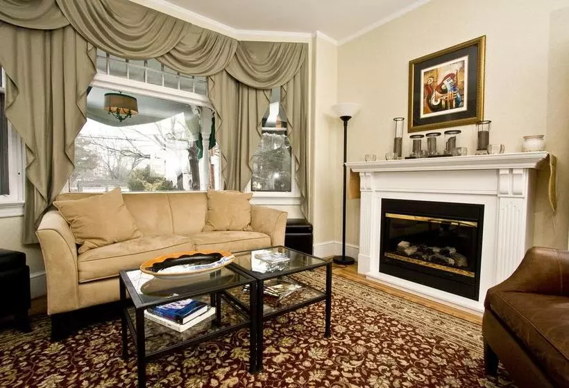 민박 Newport Blues Inn