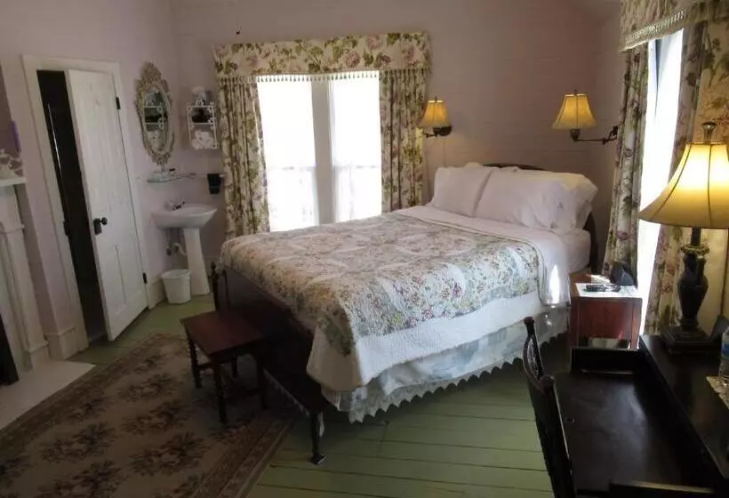 Carrier Houses Bed & Breakfast