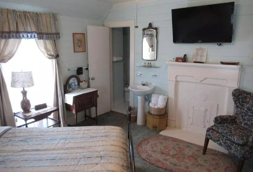 Carrier Houses Bed & Breakfast