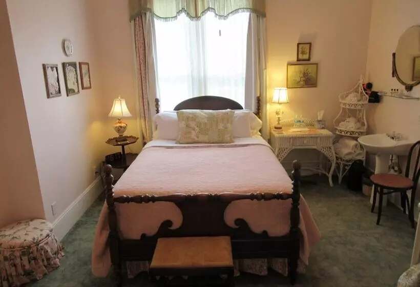 Carrier Houses Bed & Breakfast