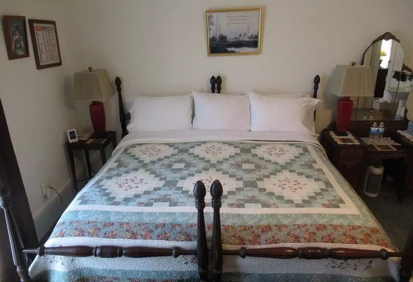 Carrier Houses Bed & Breakfast