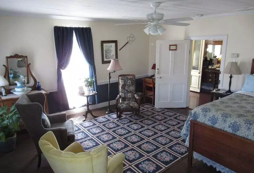 Carrier Houses Bed & Breakfast