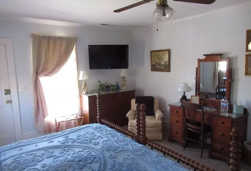 Carrier Houses Bed & Breakfast