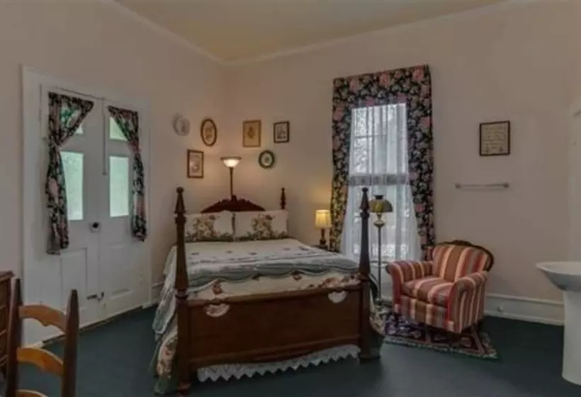 Carrier Houses Bed & Breakfast