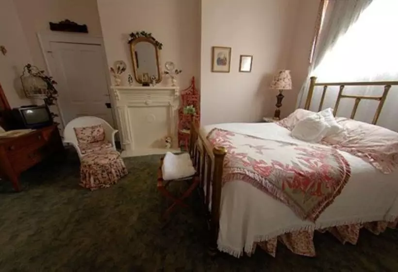 Carrier Houses Bed & Breakfast