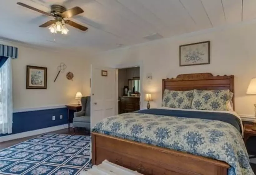 Carrier Houses Bed & Breakfast