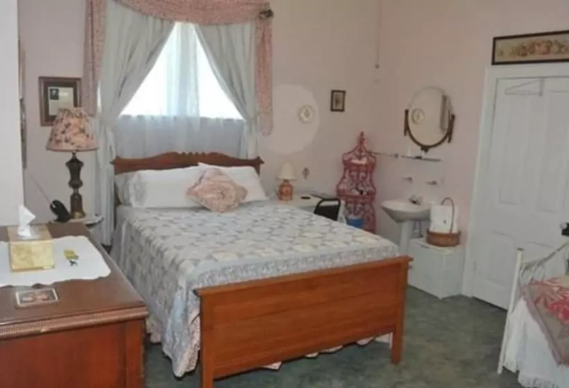 Carrier Houses Bed & Breakfast