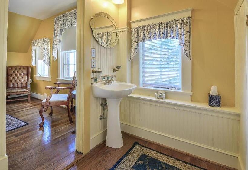 Cedars Of Williamsburg Bed & Breakfast