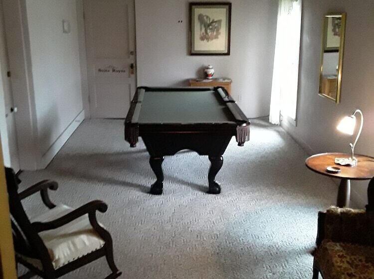 Hall Place Bed And Breakfast