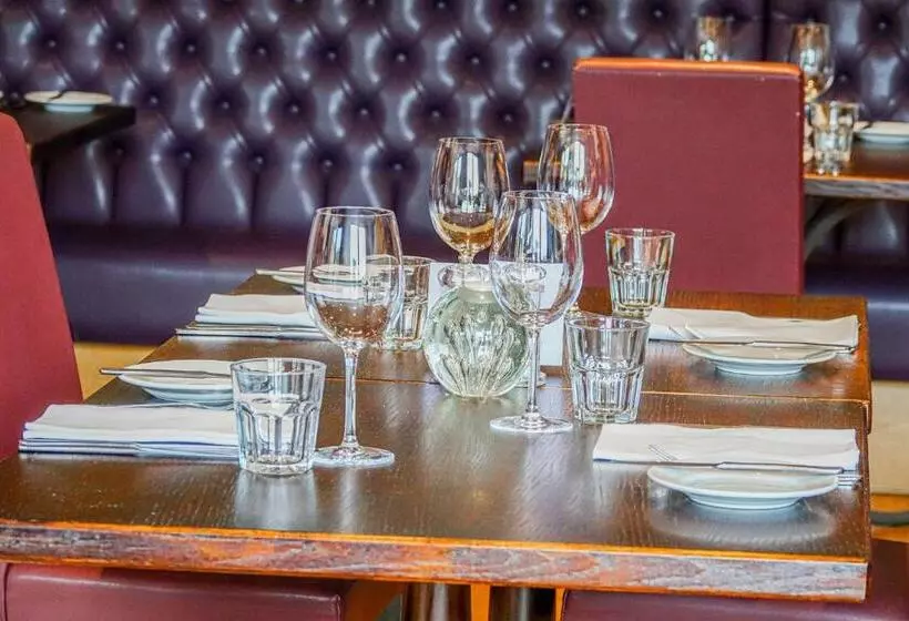 Отель Oak Tree Inn