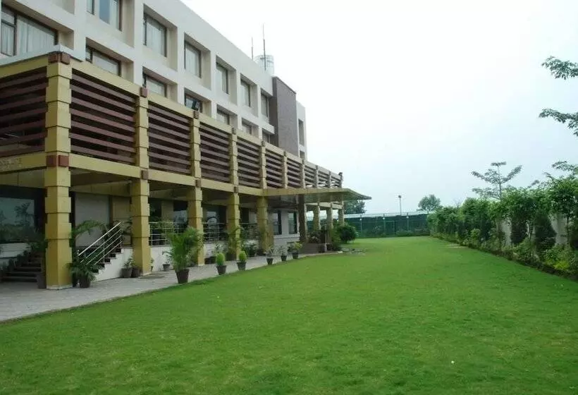 Отель Softel Plaza